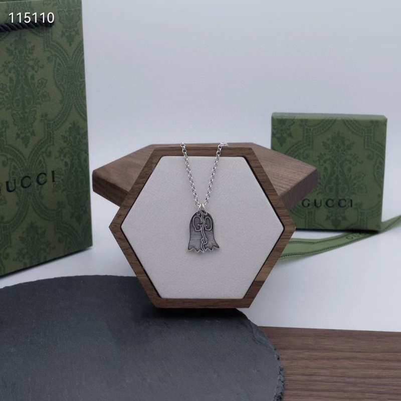 G*u*i necklaces